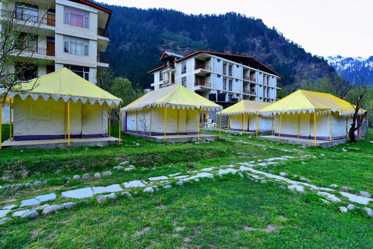 Vaccinated Staff - Oyo 36903 Retro Valley Hotel Manali (Himachal Pradesh)